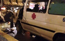 Biên Hòa: Xe cấp cứu đâm vào ô tô tải, người lái kẹt bên trong