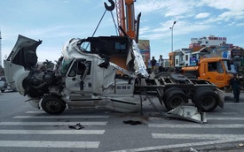 Nam Định: Xe container mất lái, lật chắn ngang đường
