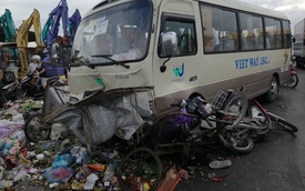 Hà Nội: Ô tô khách đâm 3 xe máy, 2 xe đẩy rác, 3 người bị thương