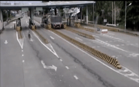 Video xe máy lăn lông lốc khi chạy vào làn đường dành cho ô tô tại trạm thu phí ở Bến Tre