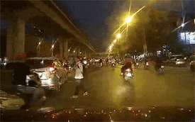 Hà Nội: Phanh gấp để tránh học sinh sang đường, người phụ nữ đi xe ga ngã trước đầu ô tô