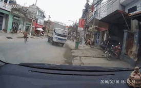 Lạng Sơn: Xe tải mất phanh, lao dốc, đâm vào nhà dân