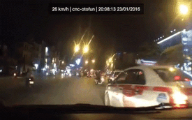 Hà Nội: Taxi chạy ẩu, "tạt đầu" ô tô, suýt gây tai nạn đáng tiếc