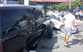 Hà Nội: Bị taxi đâm, SUV hạng sang Cadillac Escalade rụng bánh