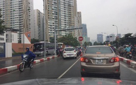 Hai chiếc taxi ngang nhiên đi ngược chiều tại cầu vượt Hoàng Minh Giám