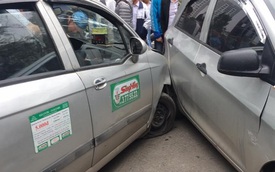 Hà Nội: Va chạm giao thông, taxi đuổi xe máy, đâm 3 ô tô