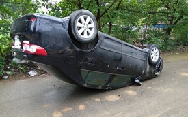 Hà Nội: Đâm vào gốc cây, Toyota Corolla Altis "ngửa bụng"