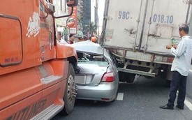 Hà Nam: Toyota Vios bị kẹp giữa ô tô tải và xe container, bẹp dúm