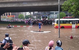 Hà Nội ngập lụt, "trai Tây" mang thuyền ra chèo gây xôn xao mạng xã hội
