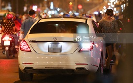 Trấn Thành lái Mercedes-Benz S400 chở Hari Won chạy ngược chiều tại Sài Gòn