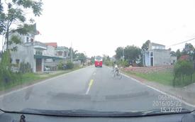 Quảng Ninh: Cậu bé đi xe đạp sang đường không quan sát, bị ô tô đâm trúng