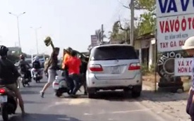 Va chạm giao thông, nhóm "phượt" đánh người lái Toyota Fortuner