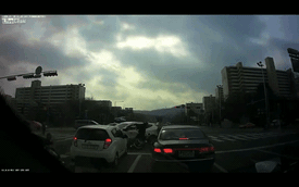 Vượt đèn đỏ, xe SUV gây tai nạn kinh hoàng