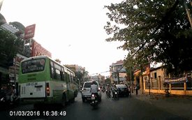 Sài Gòn: Xe buýt chạy lấn làn, gây tai nạn cho nhà sư