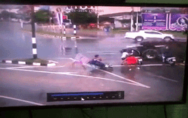 Video người đi xe máy đang chờ đèn đỏ nháo nhác chạy vì xe container lao đến