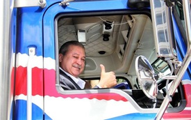 Xem Tiểu vương Malaysia tự tay cầm lái xe đầu kéo 7,63 tỷ Đồng