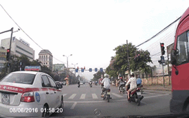 Hà Nội: Cô gái dừng đèn đỏ bị ô tô khách đâm văng khỏi xe