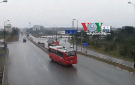 Video khoảnh khắc xe khách leo dải phân cách trên cao tốc Thăng Long - Nội Bài