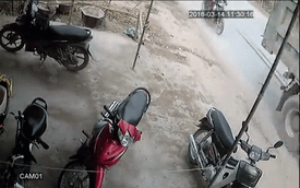 Hà Nội: Xe máy húc vào đuôi ô tô tải phanh gấp để tránh xe đạp