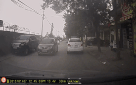 Giật mình với tình huống người đi xe máy ngã trước đầu ô tô tại Hà Nội
