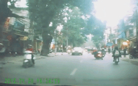 Hết hồn với cảnh xe máy bất ngờ lao thẳng ra trước đầu ô tô tại Hà Nội