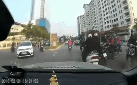 Hà Nội: Hai phụ nữ va quệt xe máy, ngã trước đầu ô tô