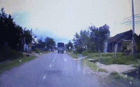 Video ô tô tải đánh lái nhanh như cắt, tránh xe máy lao từ ngõ ra