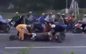 Video người dân tại Bình Dương xẻ thịt trâu bị tai nạn trên đường gây xôn xao