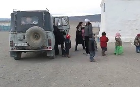 Choáng với xe UAZ chở theo 3 người lớn và 35 trẻ nhỏ