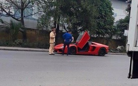 Lamborghini Aventador Roadster không biển bị cảnh sát Hải Phòng tuýt còi