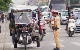 Hà Nội ra quân xử lí xe tự chế chở hàng hóa cồng kềnh gây nguy hiểm trên đường phố