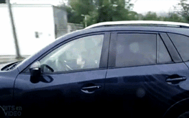 Bé trai lái Mazda CX-5 ở 100 km/h, bố ung dung chơi điện thoại