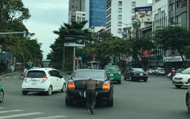 Sài Gòn: Xe siêu sang Bentley 10 tỷ Đồng được người đàn ông đẩy đi trên phố