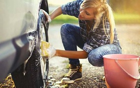 Khi phụ nữ rửa xe "sạch từ trong ra ngoài"