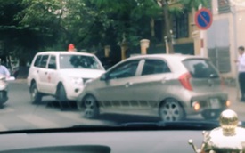 Tài xế ô tô kiên quyết chặn đầu xe cứu thương lấn làn trên phố Hà Nội