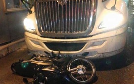 Tông chết người, xe container bỏ chạy, kéo lê xe máy trên xa lộ Hà Nội