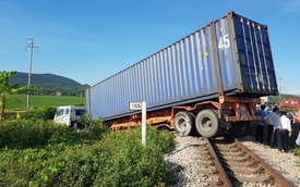Container “ngủ” trên đường ray, tàu hỏa chờ hàng tiếng đồng hồ