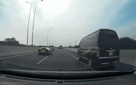 Xôn xao đoạn video siêu xe Lamborghini bị ô tô khách vượt mặt trên cao tốc