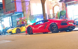 Hàng chục siêu xe và xe sang đi chơi bar lúc nửa đêm tại Sài thành