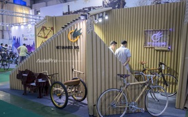 Độc đáo xe đạp làm từ tre của Việt Nam, giá ngang xe máy