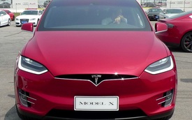 Nhà giàu Trung Quốc cũng phải "khóc thét" với giá của Tesla Model X