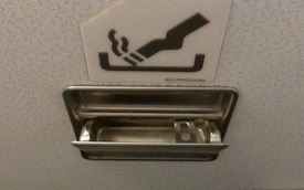 Vì sao máy bay cấm hút thuốc nhưng vẫn có gạt tàn?
