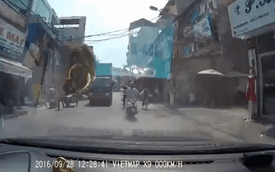 Video nữ sinh đi xe đạp điện ngã sát ô tô tải, suýt bị chèn qua người tại Hà Nội