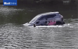 Giây phút kịch tính khi 3 người nhảy xuống hồ, cứu cụ ông trong xe SUV đang chìm