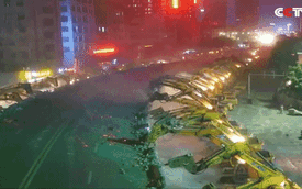 Xem cảnh 116 máy xúc phá cầu chỉ trong 1 đêm tại Trung Quốc