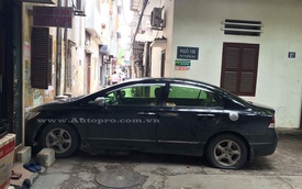 Hà Nội: Nhầm chân ga, nữ tài xế lao xe Honda Civic vào tường