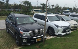 Cặp đôi Lexus Việt - Toyota Lào biển đẹp sánh đôi tại Việt Nam