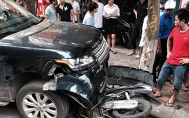 Hà Nội: Nữ tài xế mất lái Range Rover đâm vào người đi xe máy