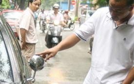 Những cách chống "vặt gương" cho ô tô chỉ có thể ở Việt Nam