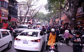Chặn một chiều ô tô trên phố Trần Nhân Tông trong ngày Thần Tài